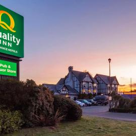 Quality Inn Waddling Dog，位于Saanichton的酒店