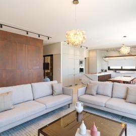 LIV Mackenzie Beach Suites Larnaca，位于拉纳卡的酒店