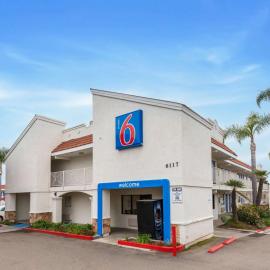 Motel 6-Carlsbad, CA - East Near LEGOLAND，位于卡尔斯巴德的酒店