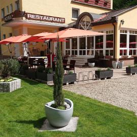 Hotel Goldbächel，位于韦因斯特拉塞地区瓦亨海姆的酒店