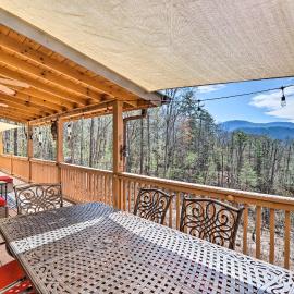 Cozy Cherry Log Cabin ~ 10 Mi to Mercier Orchards，位于车里罗格的酒店
