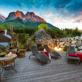 Bayern Resort Hotel - Adults only - mit Zugspitzblick - Eibsee-Nähe - Wellnessbereich - Naturpool im Sommer，位于格赖瑙的酒店