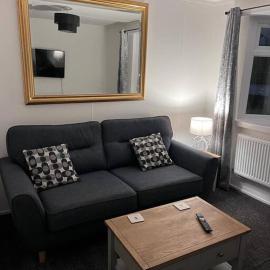 Semi-detached chalet at Maryville Caravan Site - Uddingston, Glasgow，位于阿丁斯顿的酒店