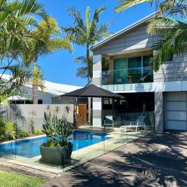The Palm - Beachside Home with Heated Pool, Cinema & Games Room，位于穆德吉巴的酒店