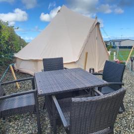 B&B Glamping Bell Tents at The Ring Pub，位于Gwredog的酒店