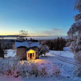 Mysigt hus med utsikt över fjäll och älv.，位于Järpen的酒店