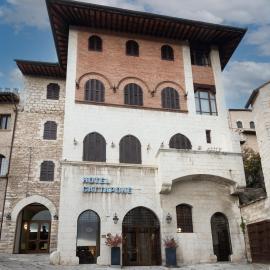 Hotel Gattapone，位于古比奥的酒店