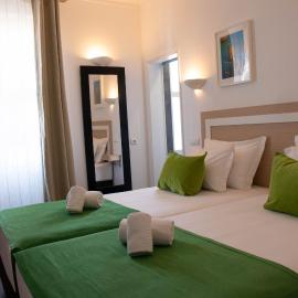 Albufeira Beach Hotel by Kavia，位于阿尔布费拉的酒店