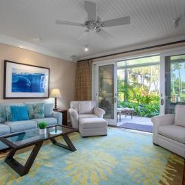 Glorious Beachfront High End Villa grass to sand，位于卡胡库的酒店