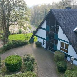Wunderschön zwischen Ortsausgang und Waldesrand gelegene, schöne Apartments，位于黑措根奥拉赫的酒店