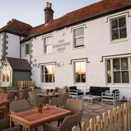 Berkshire Arms by Chef & Brewer Collection,位于米德哈姆的酒店