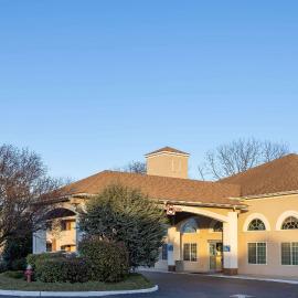 Days Inn & Suites by Wyndham Cherry Hill - Philadelphia，位于樱桃山的酒店