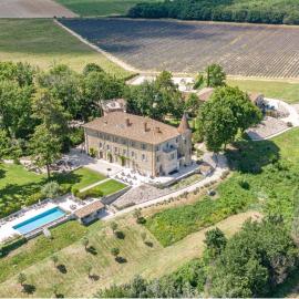 Château Les Oliviers de Salettes，位于Charols的酒店