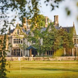 Foxhills Club & Resort，位于彻特西的酒店
