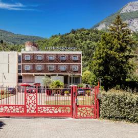 Hôtel Les Trois Roses, Meylan Grenoble，位于梅朗的酒店