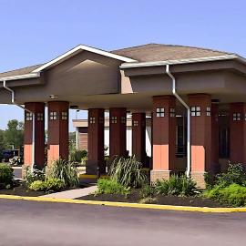 Quality Inn & Suites Syracuse - Carrier Circle，位于东叙拉古的酒店