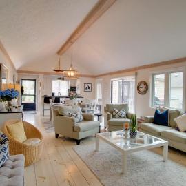 2 Mi to Beach: Charming Cape Cod Home w/ Patio!，位于马什皮的酒店