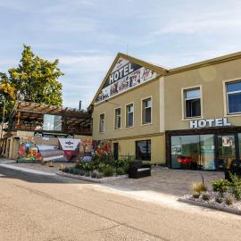Wellness Hotel Kocanda，位于德辛的酒店