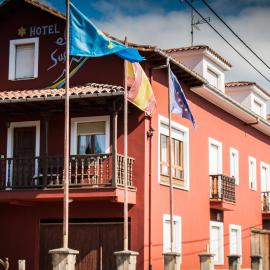 Hotel El Sueve，位于科伦加的酒店