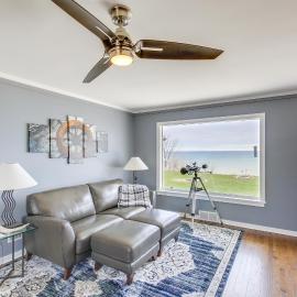 Waterfront Algoma Vacation Rental on Lake Michigan，位于Algoma的酒店