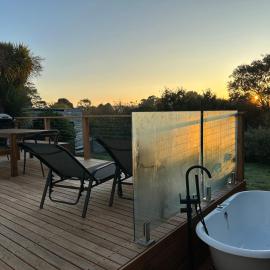 Enjoy a renovated retreat with outdoor bath，位于克莱斯韦克的酒店