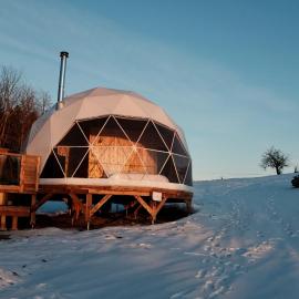 Mi-clos - luxury pods with private jacuzzi and sauna，位于Orford的酒店
