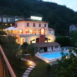 Logis Hotel Restaurant du Pont，位于Ambialet的酒店