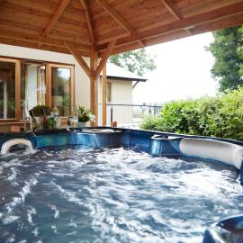Upper Gelli Luxury Holiday Lodge, Converted Dairy & Cosy Shepherds Huts，位于威尔斯浦的酒店