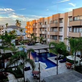 Brand new condo near the beach，位于马萨特兰的酒店