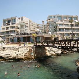 Castel Mare Beach Hotel & Resort，位于朱拜勒的酒店