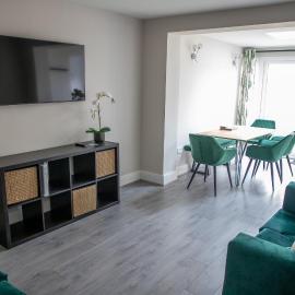 Wave Stays - Ground Floor Apartment - Outside Seating Area，位于克利夫利斯的酒店
