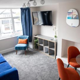 Wave Stays - First Floor Apartment - Heart of Cleveleys，位于克利夫利斯的酒店