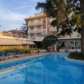 Hotel Bergamo Mare Mhotelsgroup，位于圣巴特罗摩艾美尔的酒店