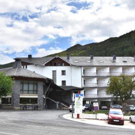 Hotel y Apartamentos SNÖ Isaba，位于伊萨瓦的酒店