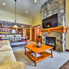 Ski-In/Ski-Out Solitude Resort Condo w/ Mtn Views!，位于索利图德的酒店