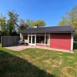 Knusse bungalow op groen park!