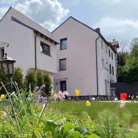 Sonnenlay Lounge Ferienhaus und Studio Balkon Garten E-Ladestation，位于布劳讷贝格的酒店