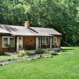 2BR chalet w hot tub, porch & refreshing views，位于Mathias的酒店
