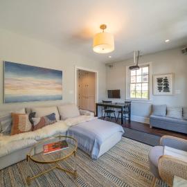 The Walton House - historic 3bd 2 5ba with parking，位于肯尼特斯奎尔的酒店