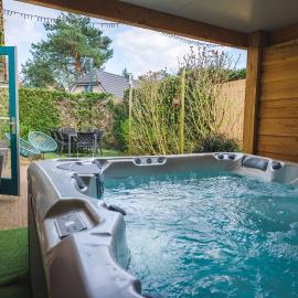 Luxe Veluws Vakantiehuis met JACUZZI EN SAUNA，位于卢特伦的酒店