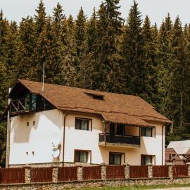 Casa Laptici - statiunea Pestera-Padina, Bucegi，位于莫罗埃尼的酒店