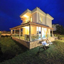 Poseidon Marine Villa，位于Ildir的酒店