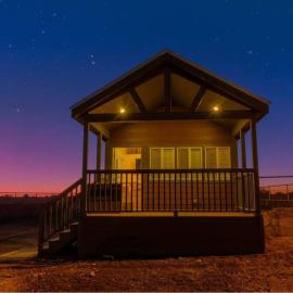 081 Tiny Home nr Grand Canyon South Rim Sleeps 8，位于瓦莱的酒店