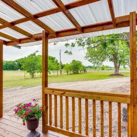 Northeast Texas Vacation Rental ~ 6 Mi to Commerce，位于Commerce的酒店