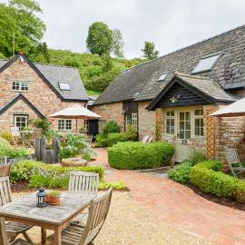 Tudor Farmhouse Hotel，位于克利尔威尔的酒店