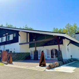 HOLIDAY VILLA Hotel & Resort KARUIZAWA，位于嬬恋村的酒店
