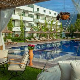Palmonte Suites Hotel & SPA，位于凯里尼亚的酒店