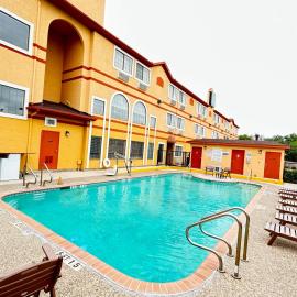 Quality Suites San Antonio Brooks City Base，位于圣安东尼奥的酒店