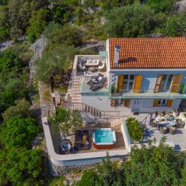 Uniquely designed Villa Ivana with outdoor Jacuzzi nearby the pebble Banje beach at the Island of Solta，位于罗加克的酒店
