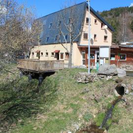 Camping Hôtel Les Airelles Montagne Ardéchoise,位于Saint-Cirgues-en-Montagne的酒店